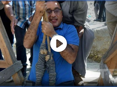 شاهد|| رئيس الوزراء المصري مصطفى مدبولي ينزل داخل بئر في منطقة آثار سقارة
