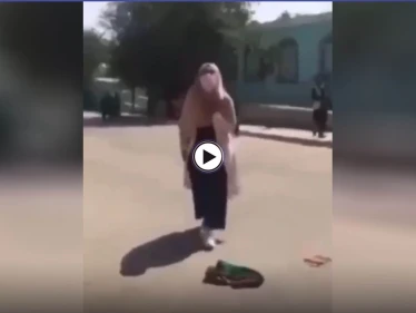 بالفيديو|| طالبان تضرب النساء وسط الطريق أمام المارة وفتاة تشتكي هجوم مسلحي الحركة عليها