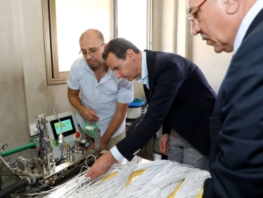 بشار الأسد بعد توليه الرئاسة السورية مجدداً يزور مدينة عدرا الصناعية.. شاهد ما فعله هناك