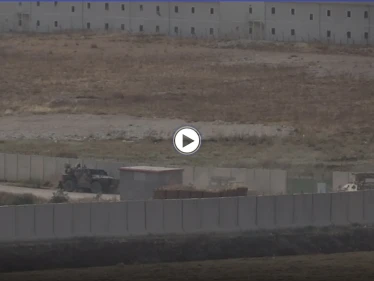 بالفيديو || اشتباكات بين نازحين سوريين وجنود أتراك شمال إدلب بعد مقتل طفل برصاص حرس الحدود التركي