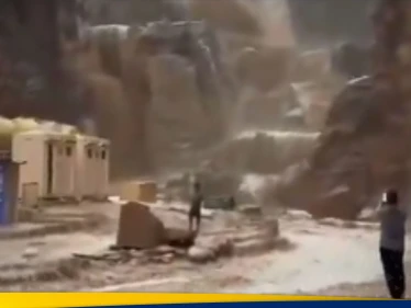 شاهد|| سيول البتراء في الأردن.. والسلطات تسارع بإجلاء نحو 1800 سائح