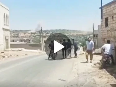 شاهد لحظة تساقط القذائف أثناء خروج المصلين من مسجد بلدة إبلين بريف إدلب بعد تأدية صلاة الجمعة