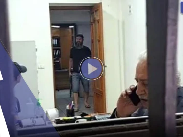 بالفيديو|| لبناني يحتجز رهائن داخل بنك في بيروت.. والسبب "سطو" المصرف على نقوده !