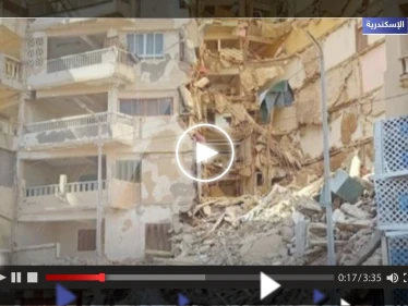 انتشال جثمان أول ضحايا عقار الإسكندرية وفيديو يوثق لحظة الانهيار