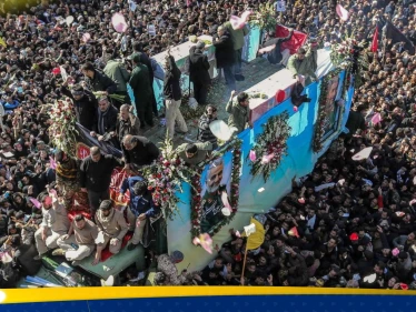 شاهد || 20 قتيلاً على الأقل بانفجارين قرب مقبرة سليماني في ذكرى مقتله