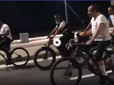 بالفيديو|| السيسي يتجول فجراً على دراجة هوائية ويمازح مجنداً من حراسه