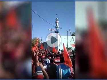 بالفيديو|| مجموعات من الهندوس يهاجمون مسجد أهل السنة بالهند ويحاولون تحطيم المئذنة