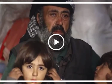 "ياريت ينزل علينا برميل ونموت".. هكذا يناجي مسنٌ سوري وأطفاله الله (فيديو)