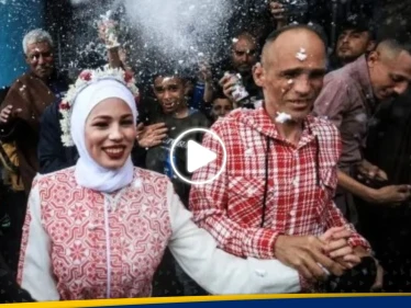 تحت نيران القصف الإسرائيلي.. شاهد حفل زفاف لنازحين داخل مدرسة في غزة (صور+ فيديو)