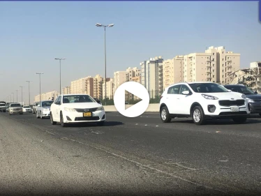 بالفيديو|| مقيمة مصرية في الكويت توثق لحظات مضايقتها على أحد الطرق السريعة من قبل شاب