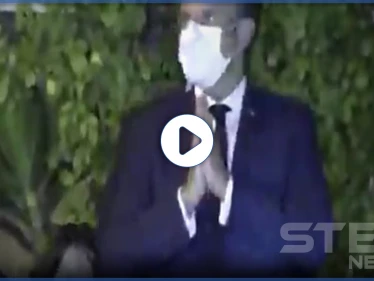 الرئيس الفرنسي يحتسي القهوة في بيت فيروز وتهديه لوحة فنية تحمل رسائل (فيديو)