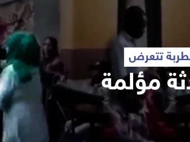 بالفيديو|| مطربة سودانية تتعرض لصعق كهربائي على المسرح وتسقط أرضاً وسط ذهول الجمهور