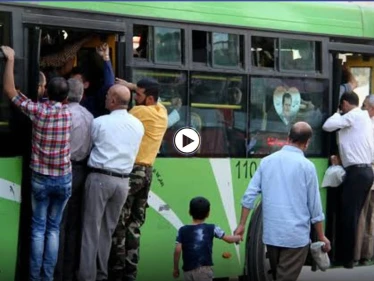 فيديو|| بحركةٍ جنونية معاون سائق باص يطلق النار على الركاب لتفريقهم بريف حماة