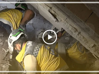 استخراج الجرحى من تحت الأنقاض بعد استهداف الطيران الروسي لمزارع شمال مدينة معرة النعمان 20/08/2019