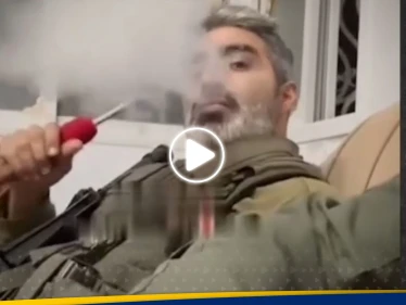شاهد|| جنود إسرائيليون يدخنون "الشيشة" وهم يسخرون من فلسطينيين مكبلين