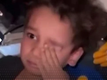 بالفيديو|| أنقذوه وهو نائم.. ردة فعل طفل تركي "تُفاجىء" رجال الإنقاذ وسؤاله أضحكهم