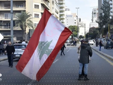 أول دولة غربية تحذر رعاياها في لبنان بعد إطلاق صواريخ تجاه إسرائيل.. وبيروت تفتح تحقيقاً