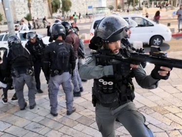 بالفيديو|| عملية طعن وسط القدس وإسرائيل تتحرك عسكرياً بآلاف الجنود