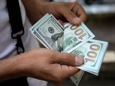 بعد بيان للبنك المركزي اللبناني.. دولار السوق السوداء يواصل هبوطه