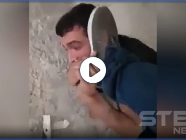 بالفيديو|| تاجر يهين عامل لديه ويدوس على رأسه طالباً منه تقبيل قدمه والسلطات تحقق