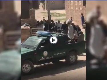 بالفيديو|| عنصران يجلدان امرأة أفغانية وسط العامة وصوت صرخاتها واستنجادها تملئ المكان