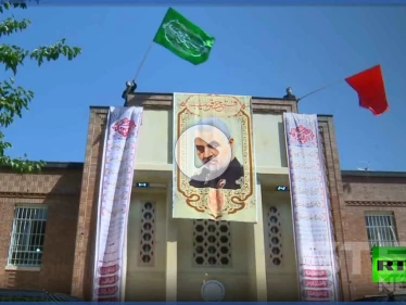 بالفيديو|| إيران تصعد.. وترفع راية الحسين على مقر السفارة الأمريكية وسط طهران