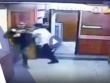 وصِفَ بالأسد فيديو لصراع حارس سفارة أذربيجان مع المسلح الذي اقتحمها بإيران