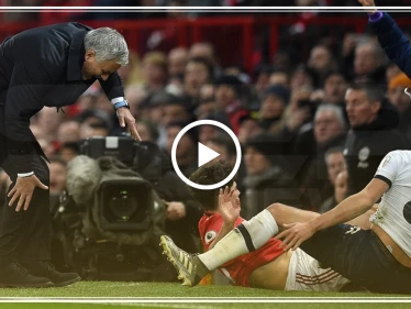 بالفيديو || صدمة قوية لمورينيو على أرض مانشستر يونايتد