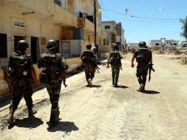 الأمن العسكري في درعا يداهم منزل أحد القياديين المهجرين إلى الشمال ومسلحون يردون