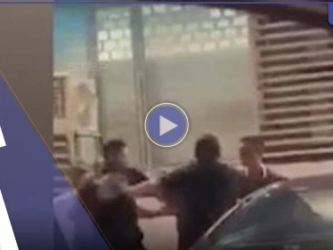 شاهد|| مدافع النادي الأهلي يضرب مشجعاً زملكاوياً في الشارع ويثير جدلاً في مصر