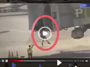 بالفيديو|| مسافران تعلقا بطائرة يسببان ضجة داخل مطارٍ تركي.. وهذا ما فعله الأمن معهما