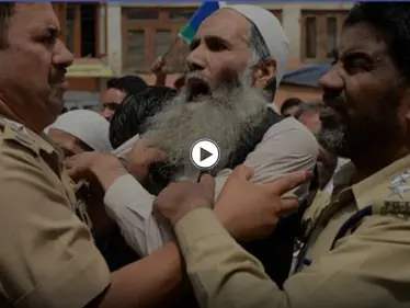 بالفيديو|| هندوسي يفرغ حقده بجثة مسلم بكشمير وآخر يُضرب حدّ الإغماء والحشود توثق المآسي ضاحكة - وكالة ستيب نيوز