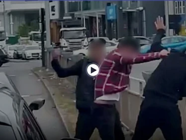 بالفيديو|| امرأة محجبة تدخل وسط شجار محتدم بين ثلاثة شبان بالركلات واللكمات وهذه ردة فعلهم