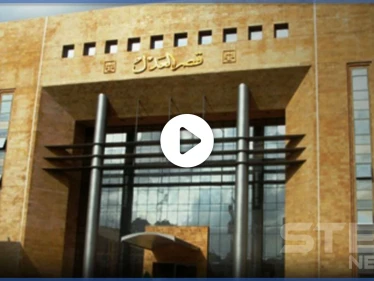 بالفيديو|| مهدداً بالانتحار.. الأمن اللبناني يقبض على ناشط حاول رمي نفسه داخل القصر العدلي