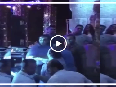 شاهد بالفيديو|| ما فعله عناصر الأمن بحيدرة سليمان عند محاولته تقبيل حسين الديك بحفلٍ غنائي