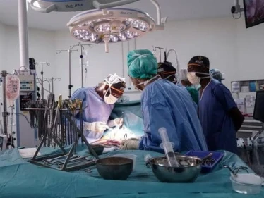 الأزهر يحسم جدل زراعة كلية خنزير بجسم الإنسان