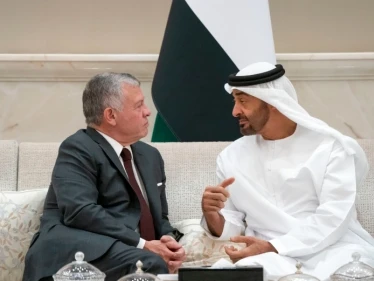 الشيخ محمد بن زايد يصل الأردن لبحث عدة قضايا والعاهل الأردني وولي عهده بمقدمة مستقبليه