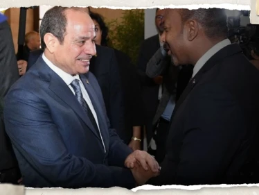 شاهد || خطوة من السيسي تجاه آبي أحمد في قمة التمويل العالمي بباريس تثير تفاعلاً