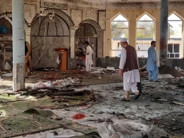 بالفيديو || نحو 100 قتيل.. ارتفاع حصيلة ضحايا تفجير استهدف مسجداً شيعياً شمالي أفغانستان