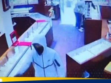 شاهد|| بأقل من دقيقتين.. لصوص يسرقون مجوهرات بـ 2 مليون دولار 