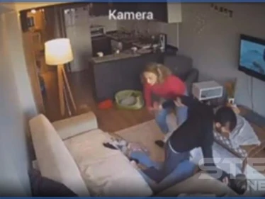 بالفيديو||"أرادتْ تركه".. شاب تركي ينهال بالضرب المبرح على صديقته بالسكن بعد تهديدها بالقتل