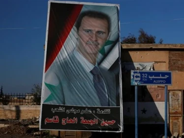 عناصر باللباس المدني يزيلون صور بشار وماهر الأسد من حلب الشرقية، والتفاصيل!!؟