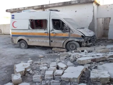 بالفيديو|| مقتل عنصر وإصابة 3 آخرين بجروح جرّاء استهداف أحد مقرّات الدفاع المدني بسهل الغاب بالقذائف الليزرية
