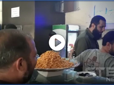 أبو محمد الجولاني قائد تحرير الشام يظهر في مطعم "صلِّح" بإدلب.. والمغردون يلقبونه بـ"الفوّال"