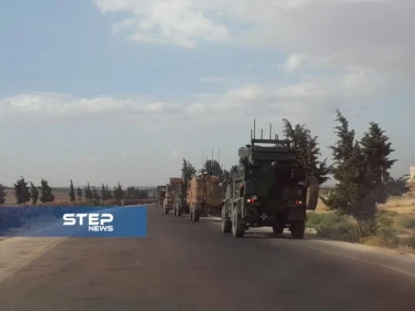 شاهد بالصور .. رتل تركي برفقة فصائل الثوار أثناء سيره على الاتوستراد الدولي جنوب إدلب باتجاه نقطة المراقبة التركية في مدينة مورك بريف حماة الشمالي