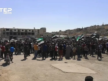 مظاهرة في سرمدا شمال إدلب تنديداً بالقصف على المراكز الحيوية والمدنيين وطالبت بالإفراج عن المعتقلين