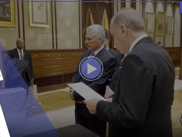 ما قصة الرسالة التي أهداها أردوغان لنظيره الكوبي وأثارت دهشته؟ (فيديو)