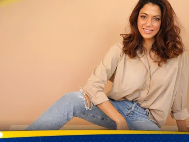 شاهد|| مذيعة إسرائيلية مقربة من نتنياهو تظهر بمسدس داخل الأستوديو (صور)