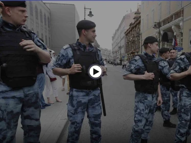 بالفيديو|| شجار جماعي عنيف بين 100 مهاجر في روسيا والشرطة تعتقل بعضهم وتنقل أخرين للعلاج