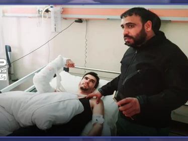 مثيرًا لسخرية السوريين.. القيادي بالمعارضة "أبو عمشة" يواسي جرحاه المصابين في ليبيا